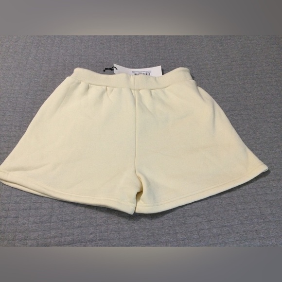 First Row Women’s Graphic Fleece Cream Shorts Size M - Picture 6 of 6